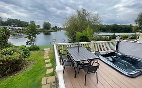 Lakeside Retreat 3 With Hot Tub, Private Fishing Peg Situated At Tattershall Lakes Country Park