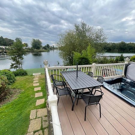 Lakeside Retreat 3 With Hot Tub, Private Fishing Peg Situated At Tattershall Lakes Country Park Exterior photo