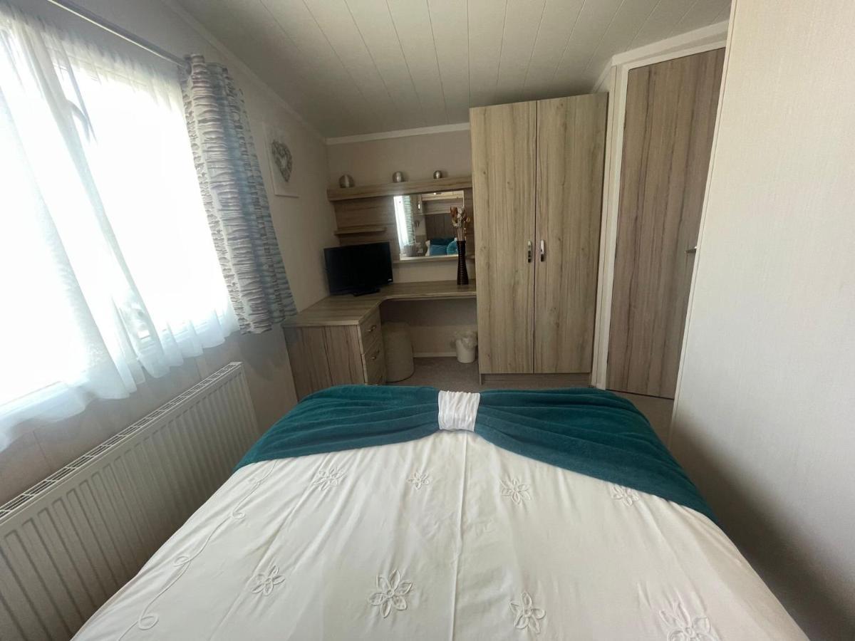 Lakeside Retreat 3 With Hot Tub, Private Fishing Peg Situated At Tattershall Lakes Country Park Exterior photo