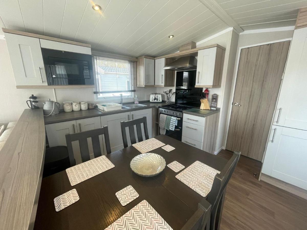 Lakeside Retreat 3 With Hot Tub, Private Fishing Peg Situated At Tattershall Lakes Country Park Exterior photo