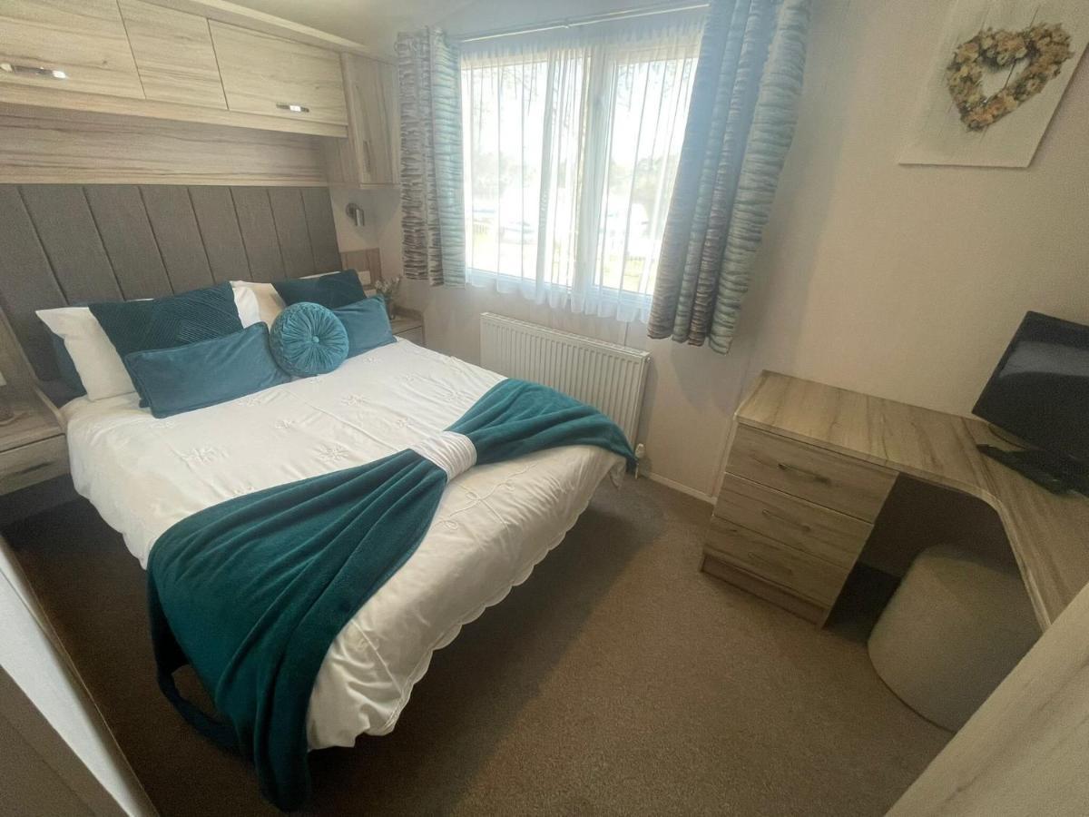 Lakeside Retreat 3 With Hot Tub, Private Fishing Peg Situated At Tattershall Lakes Country Park Exterior photo