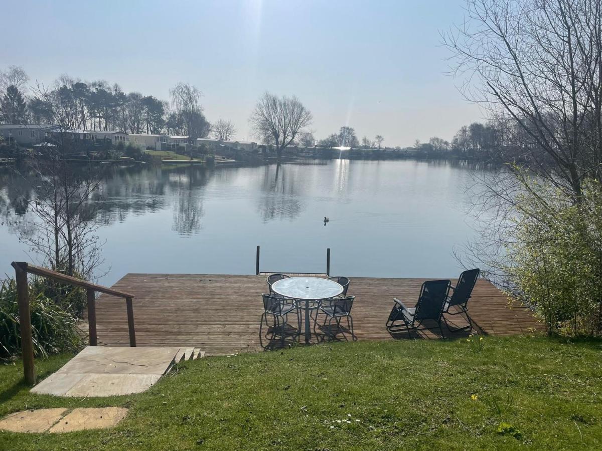 Lakeside Retreat 3 With Hot Tub, Private Fishing Peg Situated At Tattershall Lakes Country Park Exterior photo