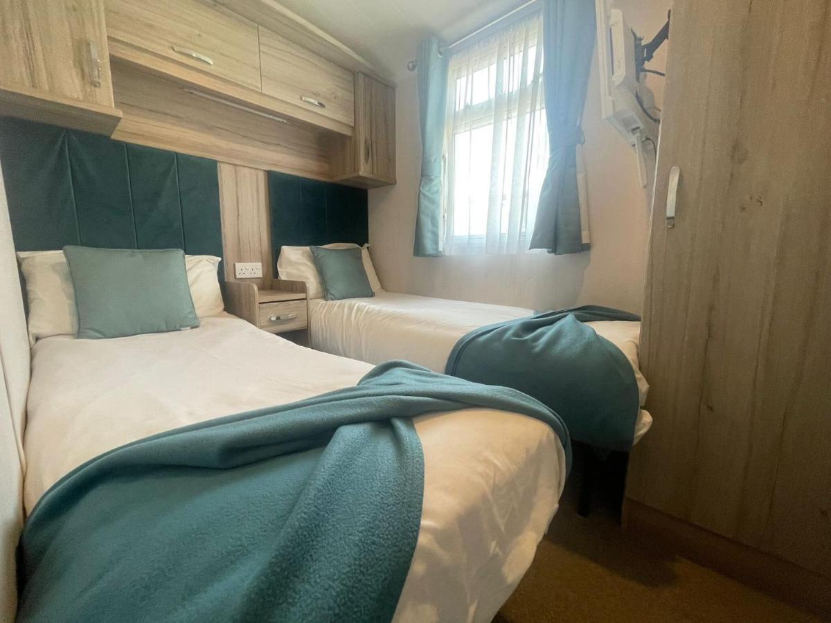 Lakeside Retreat 3 With Hot Tub, Private Fishing Peg Situated At Tattershall Lakes Country Park Exterior photo