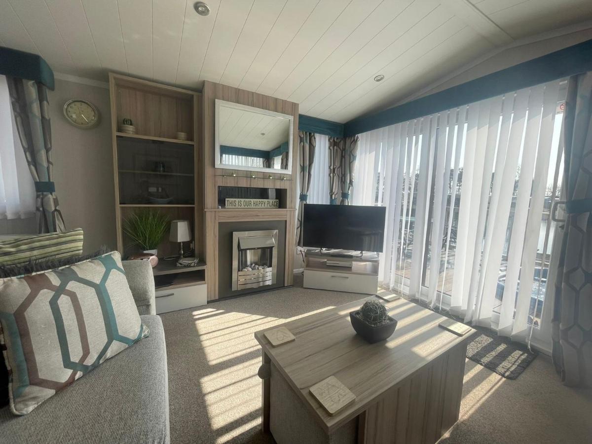 Lakeside Retreat 3 With Hot Tub, Private Fishing Peg Situated At Tattershall Lakes Country Park Exterior photo