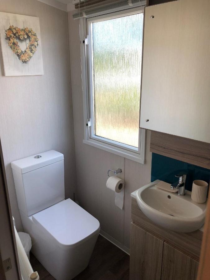 Lakeside Retreat 3 With Hot Tub, Private Fishing Peg Situated At Tattershall Lakes Country Park Exterior photo