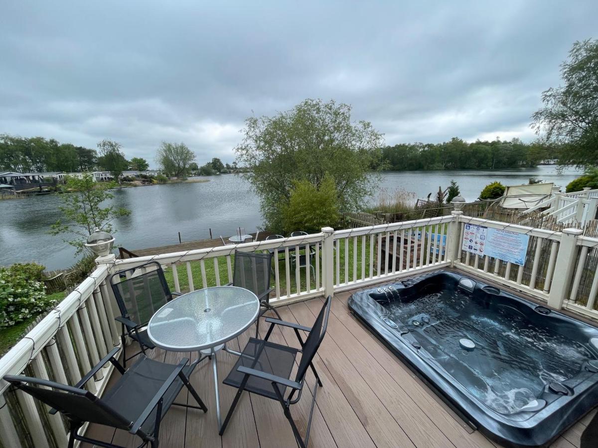 Lakeside Retreat 3 With Hot Tub, Private Fishing Peg Situated At Tattershall Lakes Country Park Exterior photo