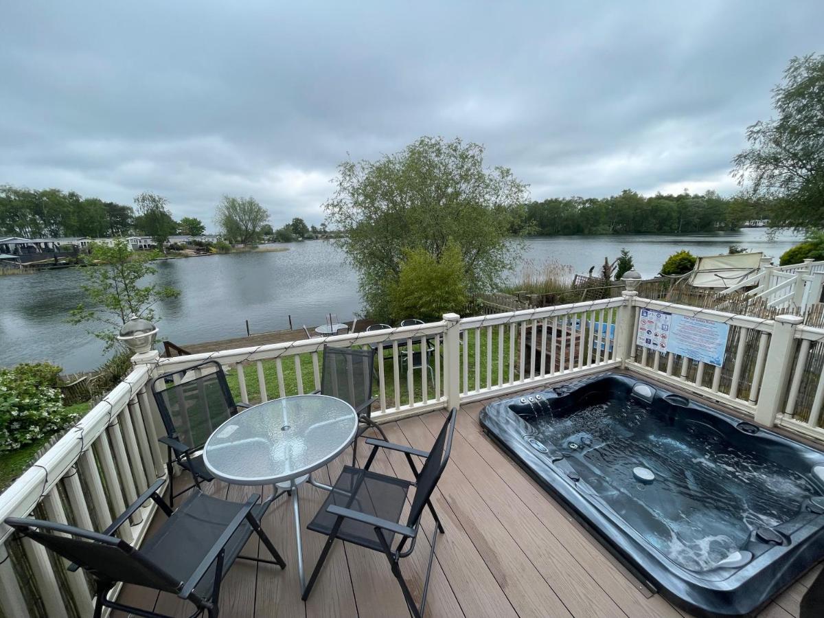 Lakeside Retreat 3 With Hot Tub, Private Fishing Peg Situated At Tattershall Lakes Country Park Villa Exterior photo