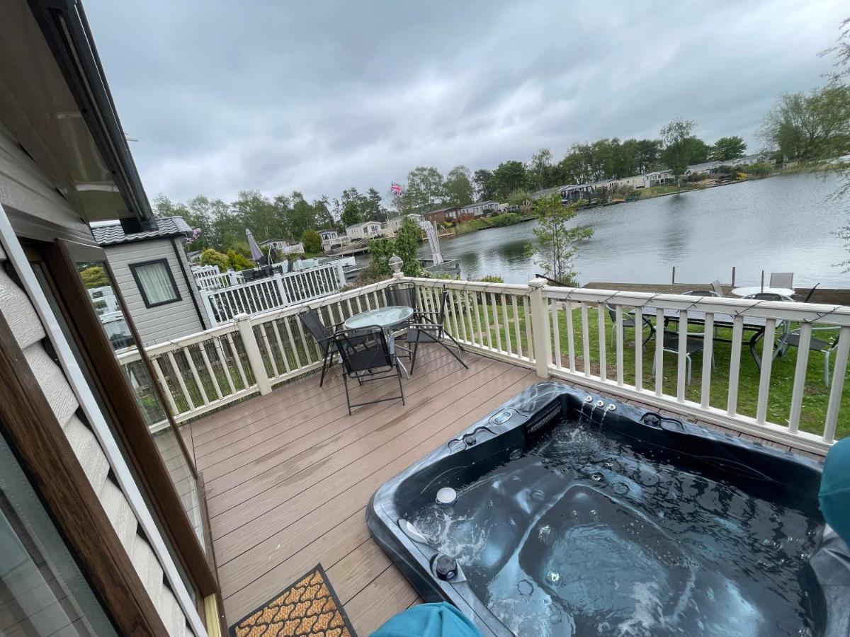 Lakeside Retreat 3 With Hot Tub, Private Fishing Peg Situated At Tattershall Lakes Country Park Exterior photo