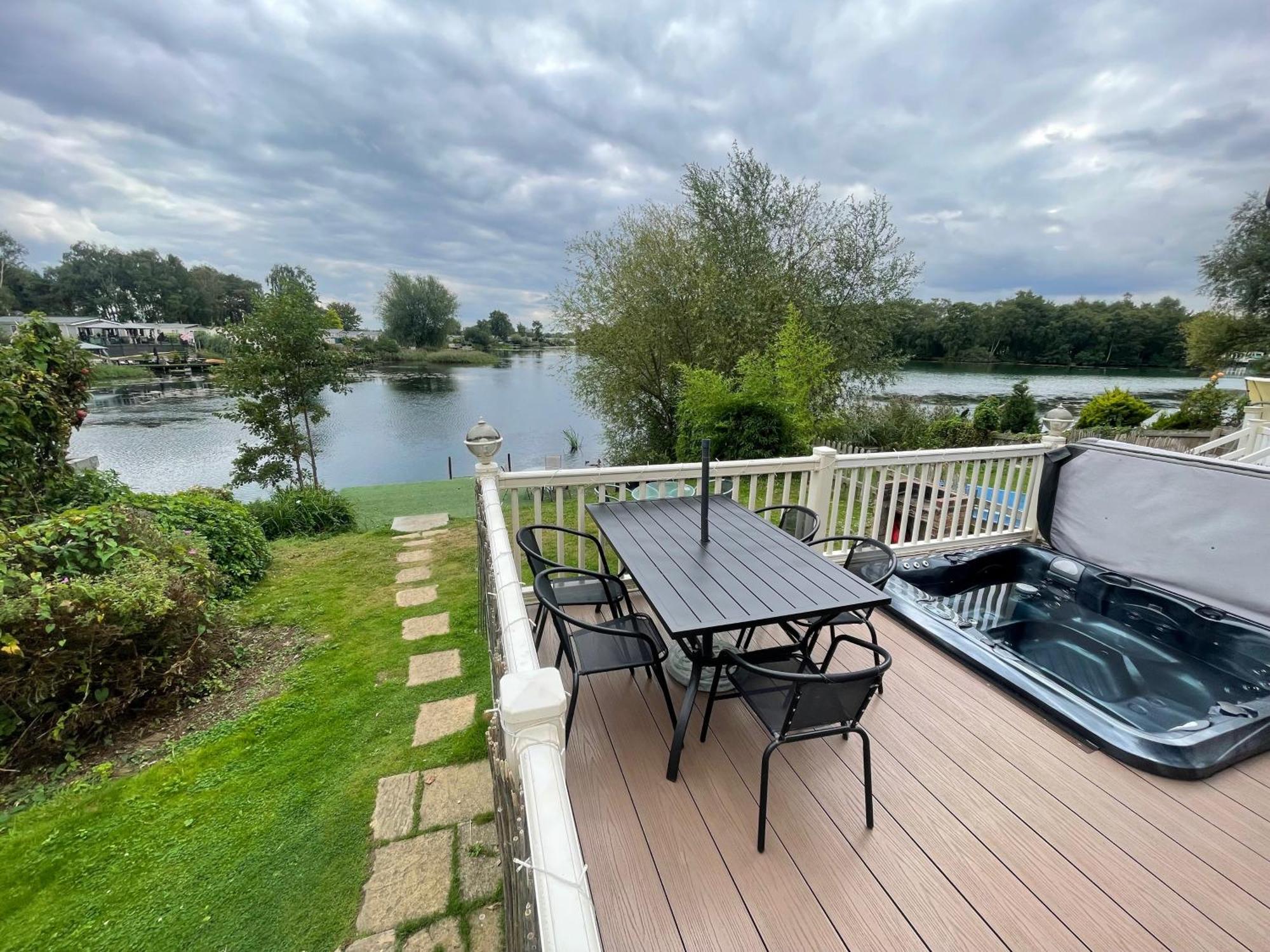 Lakeside Retreat 3 With Hot Tub, Private Fishing Peg Situated At Tattershall Lakes Country Park Villa Exterior photo